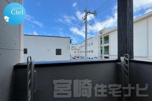 <p>奥行のある屋根付きスカイバルコニーは雨の日でも物干し可能。ちょっとしたプライベート空間として外の空気を感じたいときにも適しています。</p>
