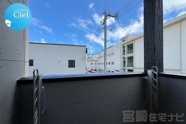 <p>奥行のある屋根付きスカイバルコニーは雨の日でも物干し可能。ちょっとしたプライベート空間として外の空気を感じたいときにも適しています。</p>
