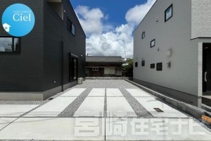 <p>敷地内に2台の駐車スペースを確保。<br />
縦列に駐車をすればそれ以上駐車可能。</p>
