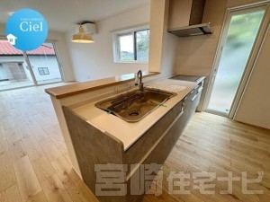<p>【キッチン（人造大理石の天板）】キッチンは人造大理石の天板を使用。人造大理石は汚れが付きにくく、水垢も目立ちにくいので、お掃除は比較的に楽で水まわり設備に適した素材です。</p>

