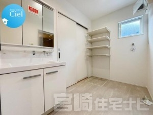<p>【三面鏡化粧台】三面鏡の裏側は収納スペースとなっているため、洗面まわりの小物を収納するのにちょうど良く見た目もすっきりします。また、キレイアップ水栓仕様で蛇口が上部に設置されているため、水垢などの汚れがつきにくく、お手入れが簡単です。</p>

