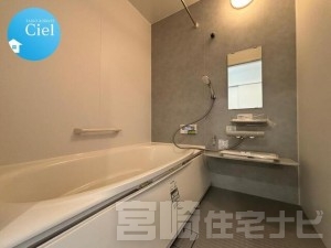 <p>【浴室】雨の日でも洗濯物がしっかり乾かせる浴室乾燥機は、梅雨の時期や花粉の季節にも大活躍。<br />
さらに保温機能付きの浴槽は、お湯が冷めにくく、光熱費の節約にもつながります。<br />
毎日の暮らしにうれしい、快適さと経済性を備えた設備です。</p>
