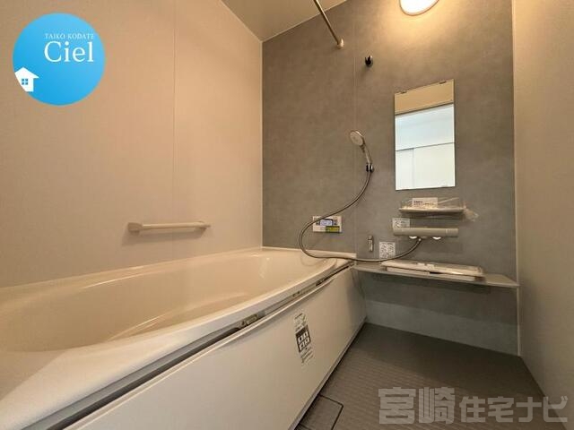 <p>【浴室】雨の日でも洗濯物がしっかり乾かせる浴室乾燥機は、梅雨の時期や花粉の季節にも大活躍。<br />
さらに保温機能付きの浴槽は、お湯が冷めにくく、光熱費の節約にもつながります。<br />
毎日の暮らしにうれしい、快適さと経済性を備えた設備です。</p>
