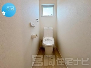 <p>【温水洗浄便座】いつでも快適にトイレを利用するためには無くてはならない必需品。温水洗浄便座は紙資源の節約はもちろん衛生面でも効果的です。</p>
