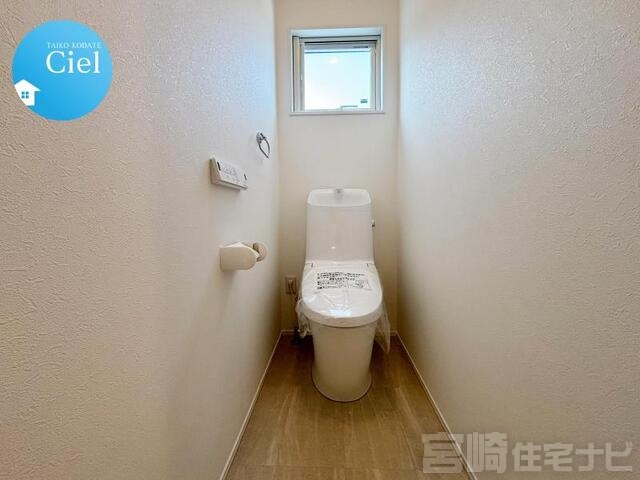 <p>【温水洗浄便座】いつでも快適にトイレを利用するためには無くてはならない必需品。温水洗浄便座は紙資源の節約はもちろん衛生面でも効果的です。</p>

