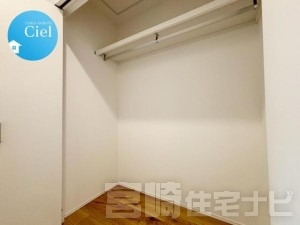 <p>全居室に収納スペースを完備。衣類や日用品、お子さまの学用品まで、使う場所にしまえる暮らしを叶えます。<br />
「片付けやすい＝散らかりにくい」から、すっきり快適な住空間が保てます。</p>

