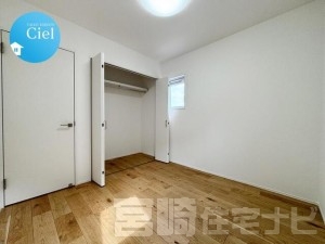<p>【2階南東側洋室】朝の光が心地よく差し込み、すっきりとした目覚めをサポートします。子ども部屋や趣味のスペースとしても使いやすく、収納付きでお部屋もスッキリ整います。</p>

