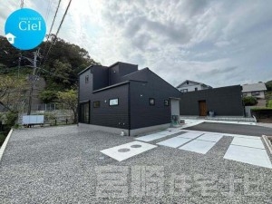 <p>広々67.40坪の敷地。お庭でBBQも楽しめます。<br />
急な来客が来た時でも車を停めるスペースは充分にあります。</p>
