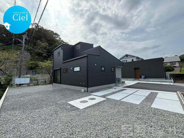 <p>広々67.40坪の敷地。お庭でBBQも楽しめます。<br />
急な来客が来た時でも車を停めるスペースは充分にあります。</p>
