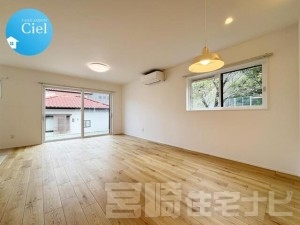 <p>ご家族が集まるリビングは、明るく広がりのある心地よい空間。約17.6帖のリビング+3畳の和室スペース付き。対面式キッチンを採用しているので、お料理をしながらご家族との会話や様子を見守れます。</p>
